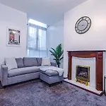 Spacious 4 Bed Home With Parking