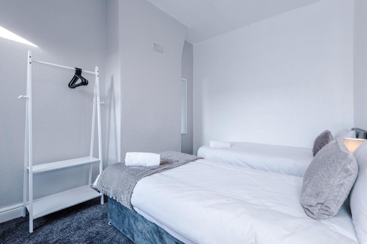 Spacious 4 Bed With Parking * Manchester