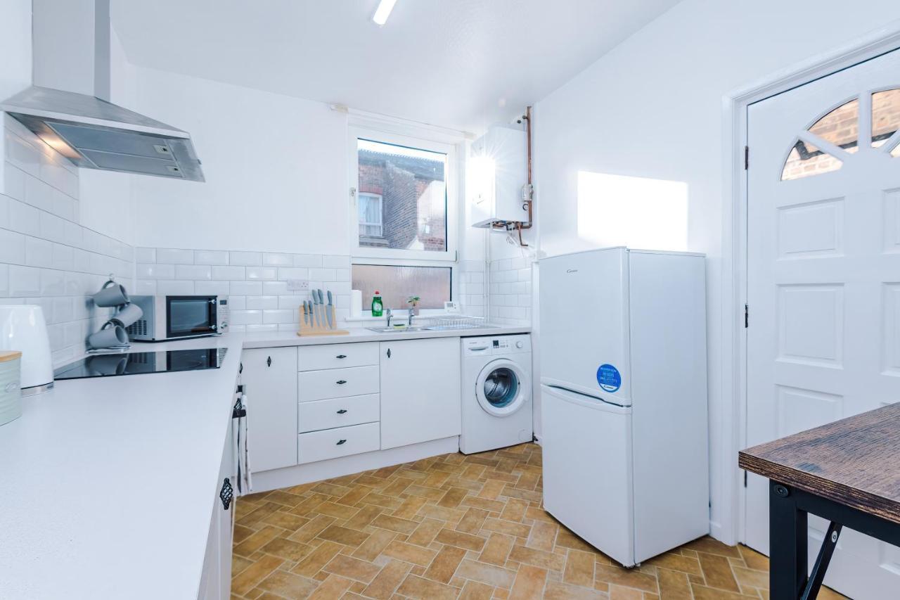 Spacious 4 Bed With Parking Holiday home Manchester