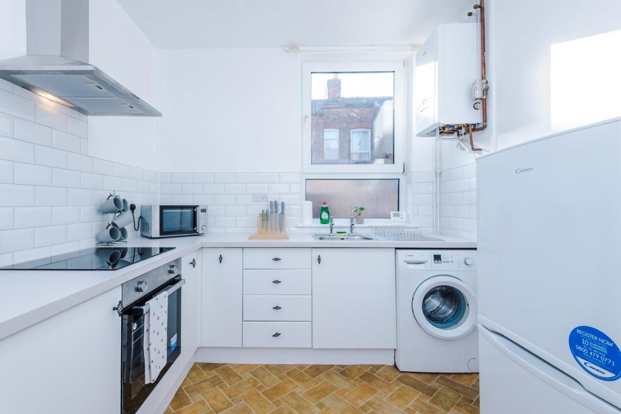 Spacious 4 Bed With Parking Holiday home Manchester