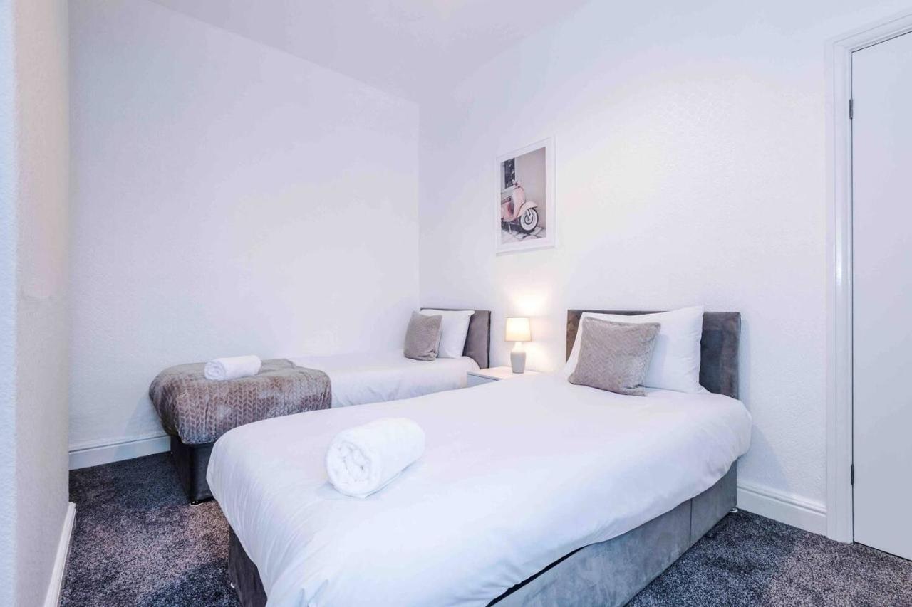 Spacious 4 Bed With Parking